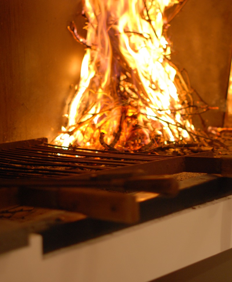 Feu de cheminée dans le restaurant